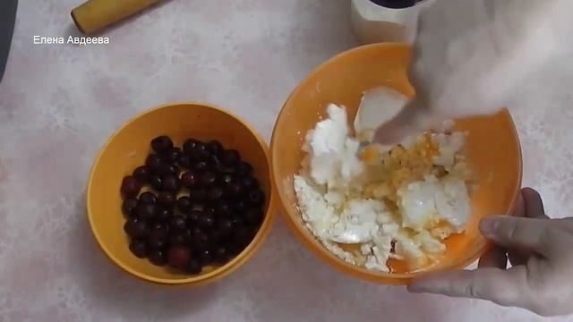 Творожный пирог с вишней и сливочным сыром смотреть онлайн