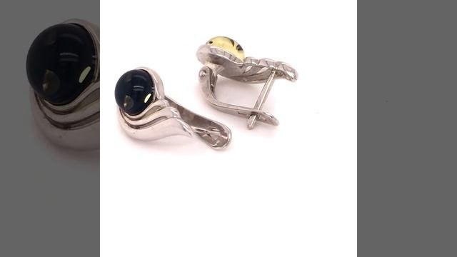 Серьги из родированного серебра с зеленым янтарем