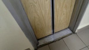 Лифт в поликлинике (ЩЛЗ 1990-х гг.в.), V=1 м/с, г/п 500 кг + рабочее ИВ-12 в кабине