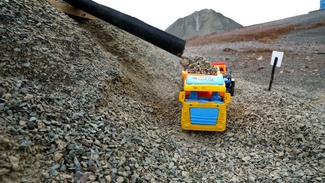 Игрушки на каменоломне