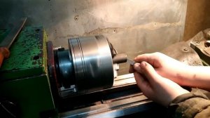 Уроки труда на токарном станке в гараже.