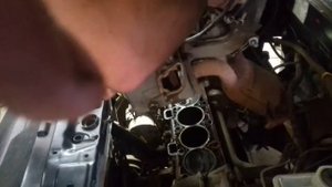 Троит двигатель на холостых . На оборотах выравнивается!