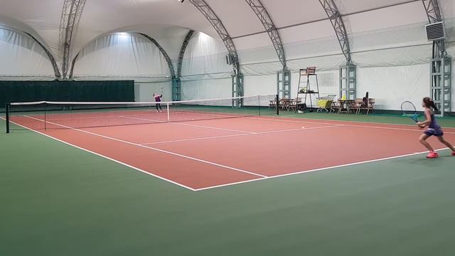 Алисия играет матчи с Лизой и Полиной, детский теннис смотреть онлайн