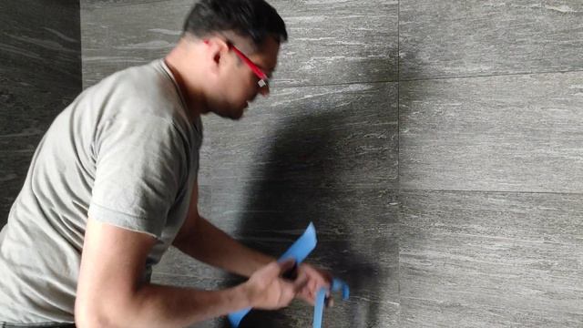 Как приклеить Скотч на жирную плитку.Тест -1 смотреть онлайн