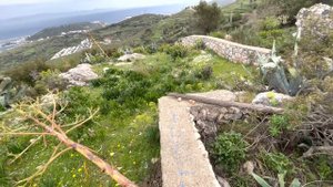 Старая заброшенная мечеть с захоронениями со времен Оттоманской империи