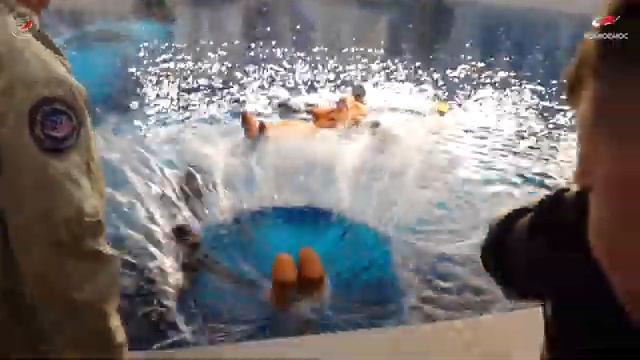 Экипаж 21-й экспедиции посещения на МКС тренируется "выживать на воде" смотреть онлайн