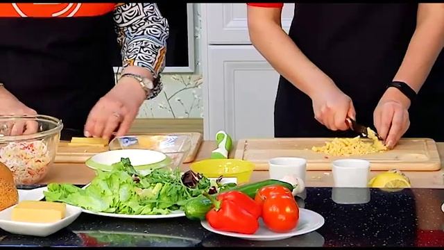 Съемка передачи «Еда как 2х2» в ТЦ Евразия, готовим в салоне Эстель. Рецепт Бургеры и крабсбургеры. смотреть онлайн