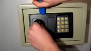 Как вскрыть сейф