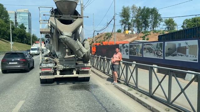 Очередь бетоновозов на ул. Попова (Пермь) смотреть онлайн