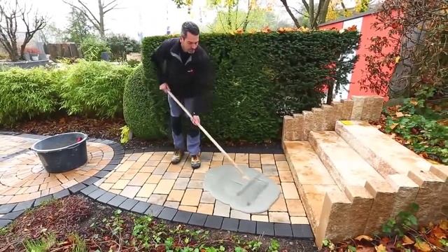 Дорожка из брусчатки с водонепроницаемыми швами Укладка брусчатки, затирка швов смотреть онлайн