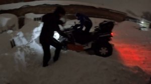 Квадроцикл с отвалом Убираем снег