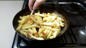 хрустящая жареная картошка на сковородке. самый вкусный рецепт.