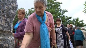 Благодарные приднестровцы несут цветы к местам, напоминающим о трагических событиях 1992 года