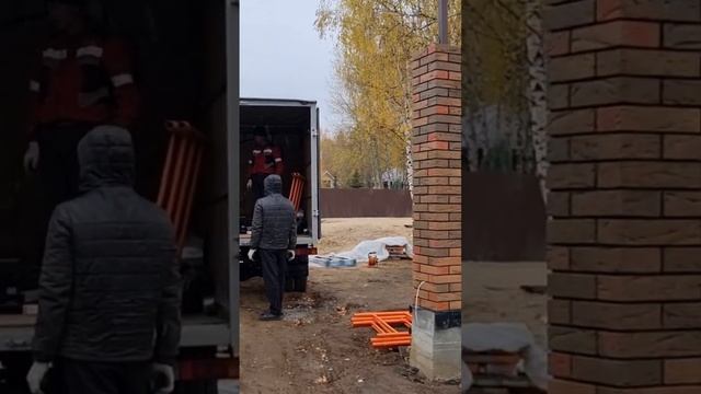 Кладка кирпичных столбов, далее будут ворота и забор Жалюзи #строительство #забор #оазисгрупп смотреть онлайн