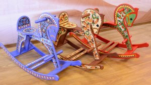 Лошадки-качалки деревянные.