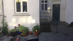 Черный ход из квартиры и внутренний дворик в старом доме в центре Копенгагена.