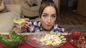 MUKBANG / не ASMR / Салат с креветками, помидорами и сыром / Отвечаю на вопросы