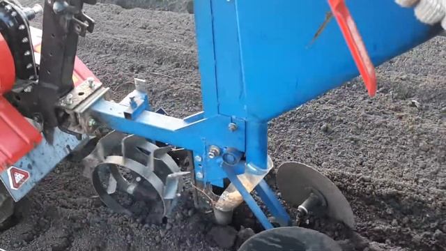 Сажаем лук севок сеялкой. смотреть онлайн