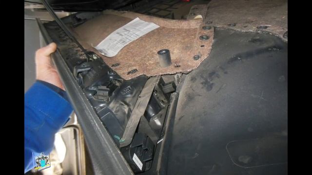 Снятие карты водительской двери - VW Golf 1.6i смотреть онлайн