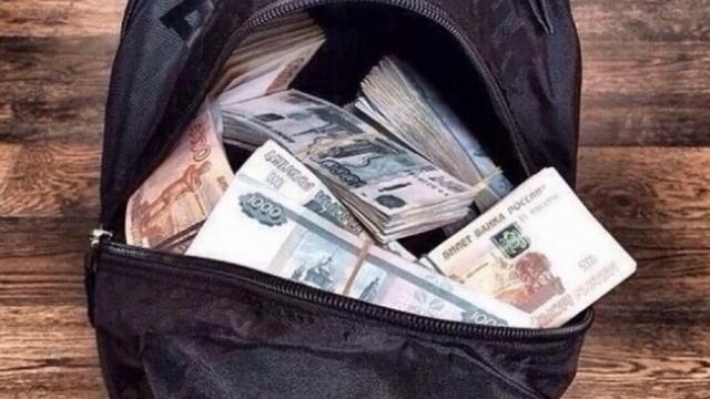 В Челябинске девушка украла оставленную в аптеке папку c 1,3 миллиона рублей смотреть онлайн