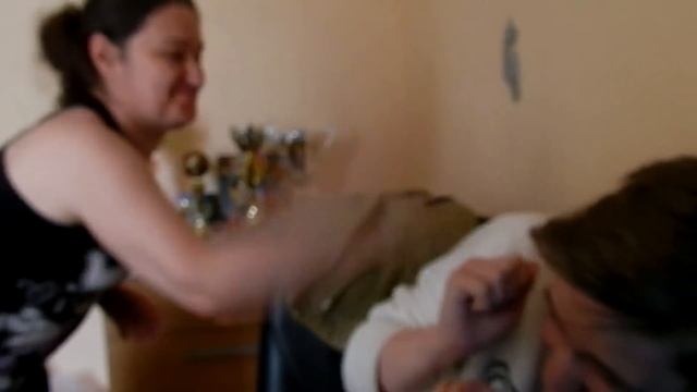 ПРАНК НАД РОДИТЕЛЯМИ / ЛАМПА ПОПАЛА В ГЛАЗ