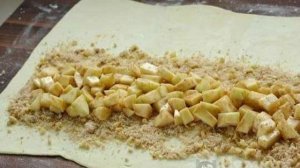 Рулет из слоеного теста с яблоками и корицей