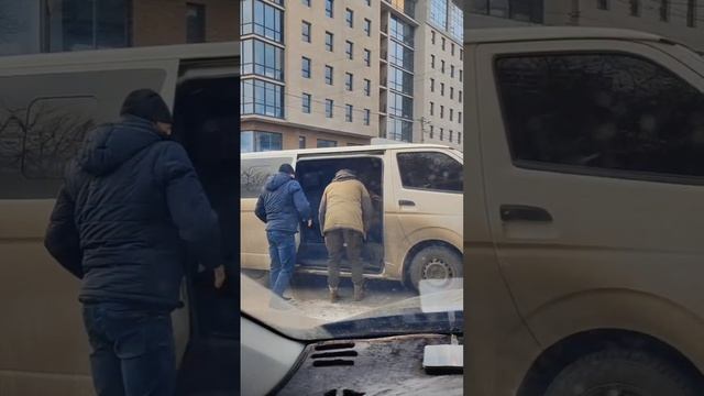 В Харькове тцк-шники не смотря на крики насильно затолкали в машину мужика. 
Уже скоро его отправят