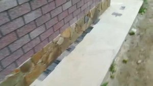 Отделка цоколя натуральным песчаником.