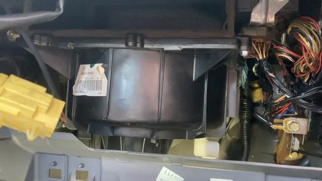 Nissan Almera N16 Замена Вентилятора Печки ГОРИТ ПРЕД!!