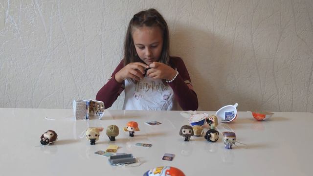 Соня распаковывает набор Kinder Joy Harry Potter. Обзор игрушек Киндер Джой Гарри Поттер смотреть онлайн