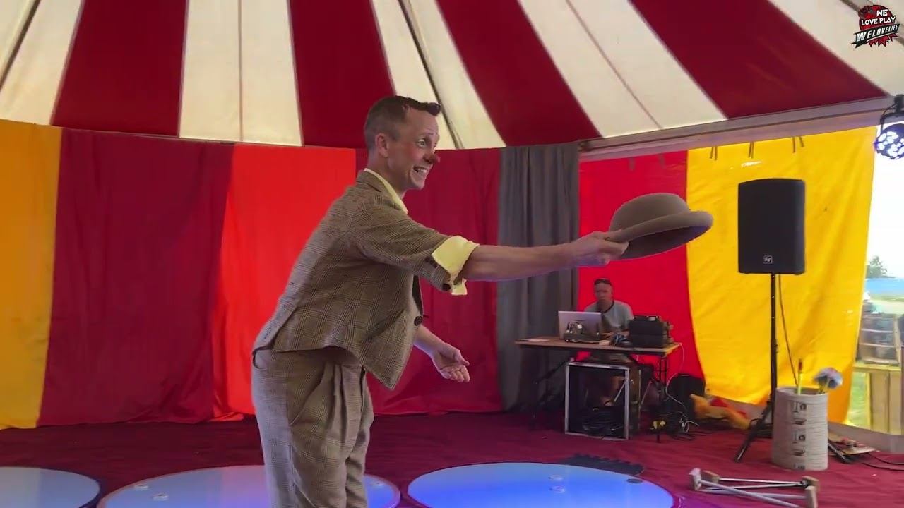 Клоун Мотя легко поднимает настроение, показывая трюки со шляпой смотреть онлайн