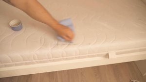 Répartis du bicarbonate de soude sur ton matelas et étonne toi du résultat 💥 (GÉNIAL) 🤯