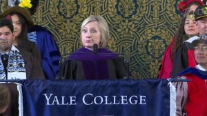 Хиллари Клинтон пришла на выпускной Йельского университета с русской шапкой-ушанкой