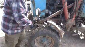Т-40 грузит навоз, руль пальчиком крутит.