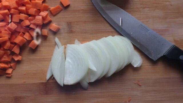 Рыба с овощами на сковороде