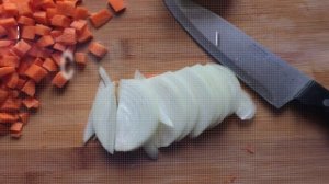Рыба с овощами на сковороде