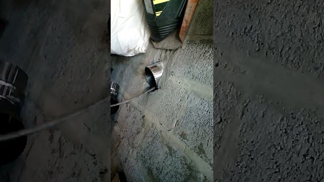 Чистка дымохода снизу, гибким тросом.