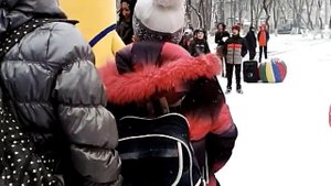 У девочки день рождения собралось много детей
