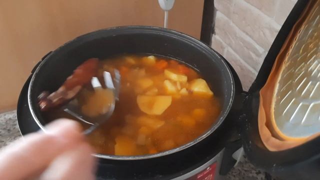 Тушеная картошка с копчеными рёбрами в мультиварке