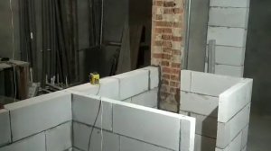 День восьмой. Кладка внутренних перегородок из пеноблока.