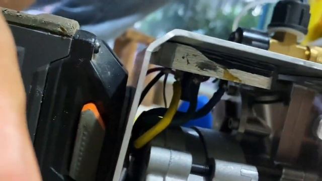 小伙自己改装18伏无线锂电池真空泵无刷直流，某宝价格太贵。 смотреть онлайн