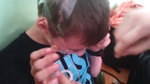 А вам слабо? Обматываем скотчем голову)