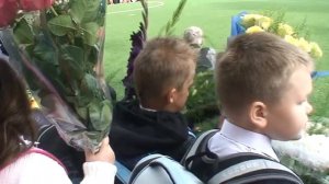 Первый раз - в первый класс. 1 сентября. Дети идут в школу. First time to the Russian school.