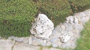 Японский сад камней и другие камни в саду; сад воды и холмов в Ленобласти
