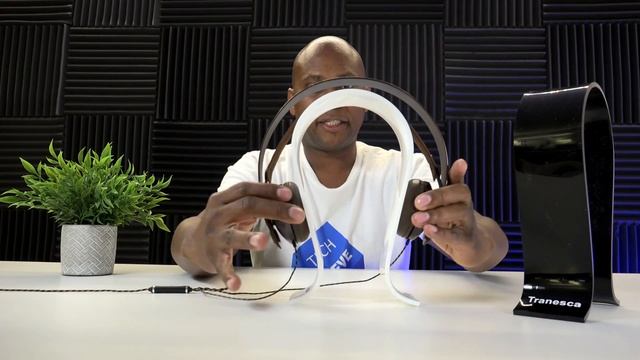 Catchy Headphone Stand To Keep Your Headphones Off The Ground! смотреть онлайн