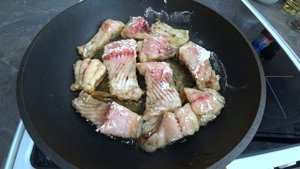 Язь жареный с луком чесноком .