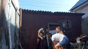 Будни нашей семьи.Воды полно.Вычерпали  и выкапали .