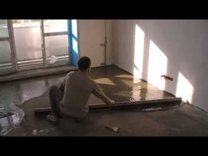 Выравниваем пол клеем для кафеля вместо наливного пола