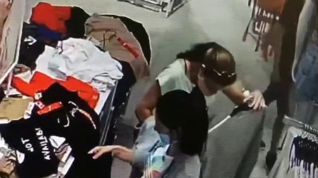 Вт, 15.09.2020 Момент кражи у посетительницы магазина одежды в ТРЦ Lavina, Берковецкая, 6Д, Киев. смотреть онлайн