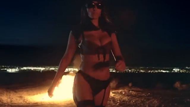 Kanye West - Flashing Lights (Director's Cut) ft. Dwele
